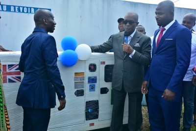 Côte d'Ivoire : Cocody, Éric Taba fait don d'un groupe électrogène d'une valeur de 5 millions de FCFA au Centre de santé urbain de Génie 2000 et une ambulance médicalisée au nom du chef de l'État