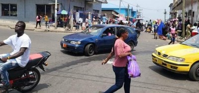 Liberia :  Police, consignes pour sécurité routière, voitures avec le volant à droite sommées