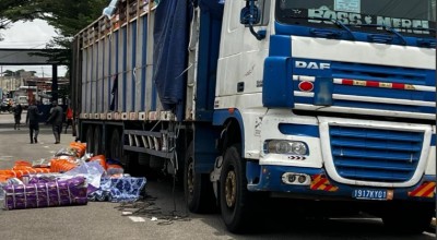 Côte d'Ivoire : Grand Bassam, un  camion-remorque transportant environ 40 tonnes de marchandises contrefaites essentiellement des pagnes saisi