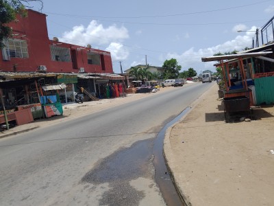 Côte d'Ivoire : Yopougon, après des démêlés avec une prostituée, un sergent de police utilise son arme de service pour échapper à un lynchage