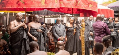 Ghana-Côte d'Ivoire :  Des chefs et fils Baoulé informent le roi Osei Tutu II du décès de son « fils » Bédié