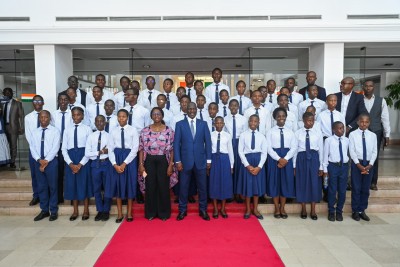 Côte d'Ivoire : Lycée d'Excellence Alassane Ouattara de Grand-Bassam, Bictogo célèbre les 45 meilleurs élèves et leur ouvre chacun un compte bancaire