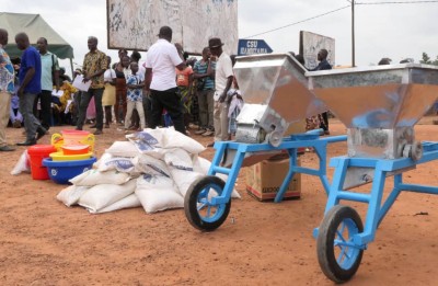 Côte d'Ivoire : Niambézaria, le Dircom du ministère des Affaires étrangères, fait don de 2 broyeuses aux femmes et les invite à s'inscrire sur la liste électorale