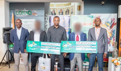 Côte d'Ivoire : LONACI, deux heureux gagnants du jeu PMU ALR reçoivent leurs chèques d'un total cumulé de 75 186 900 Fcfa des mains du DGA Abdoulkarim Ouattara
