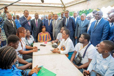 Côte dIvoire : Foire Nationale de l'Emploi et du Recrutement, des milliers de jeunes à l'assaut de 44.000 opportunités d'insertion au Palais de la Culture