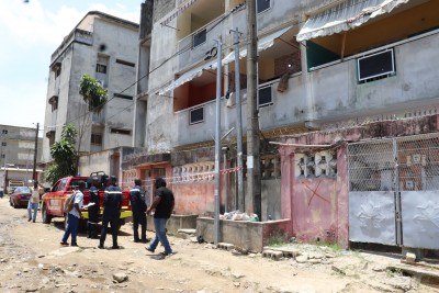 Côte d'Ivoire : Yopougon, balisage d'un immeuble présentant un danger afin d'amener les occupants à évacuer les lieux