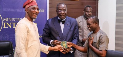 Ghana-Côte d'Ivoire : Remise de permis de résidence permanente à 500 réfugiés ivoiriens au Ghana