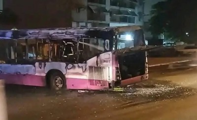 Côte d'Ivoire : Casseurs à Yopougon, un bus en flammes, un véhicule de police attaqué