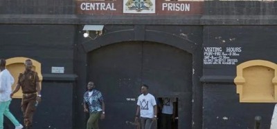 Ghana : Mahama commue des peines et amnistie 998 détenus