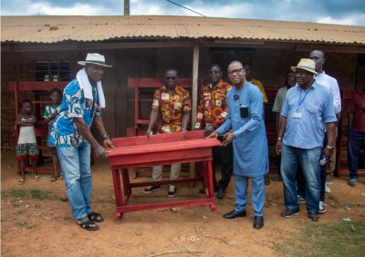 Côte d'Ivoire : Dogbo (San Pedro), Sié Kambou président de la fédération des producteurs de café cacao (FOPCC) fait don des tables-bancs et initie un planting d'arbre