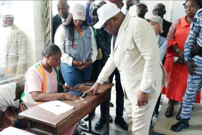 Côte d'Ivoire : La CEI se félicite du bon déroulement du scrutin malgré quelques incidents isolés et indique que le taux de participation devrait « avoisiner les 50 % », selon les premières estimation