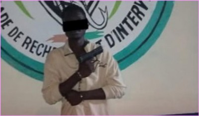 Côte d'Ivoire : Un individu pris en flagrant délit de braquage dans un domicile avec en sa  possession une arme de dotation de la police