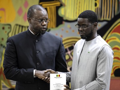 Sénégal : Diomaye Faye tente d'apaiser les tensions avec Sonko, mais garde le dernier mot