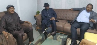 Nigeria - Guinée-Bissau :  Goodluck et des observateurs électoraux étrangers bloqués à Bissau après le coup d'État