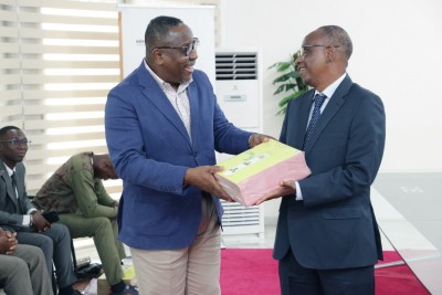 Côte d'Ivoire : À dix jours des législatives 2025, la CEI remet affiches et spécimens de bulletins aux candidats et appelle à une campagne responsable