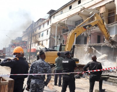 Côte d'Ivoire : Adjamé, démolition d'un immeuble de type R+3 à usage d'habitation et de commerce vétuste et menaçait de s'effondrer