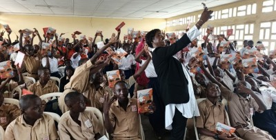 Côte d'Ivoire : Koumassi, 300 bandes dessinées distribuées au lycée municipal 2 pour initier les élèves à la gestion financière dès le plus jeune âge