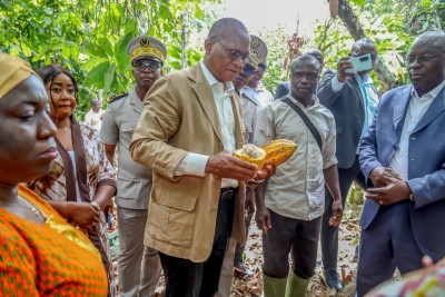 Côte d'Ivoire : Yakassé-Attobrou, Bruno Koné à l'écoute des producteurs face aux blocages du cacao