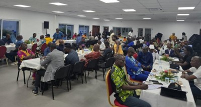 Côte d'Ivoire : UNJCI, les journalistes musulmans et chrétiens confient l'avenir de l'Union à Dieu lors d'une rupture collective du jeûne à Abidjan