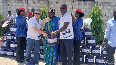 Côte d'Ivoire : Lutte contre la déforestation et la fumée toxique, plus de 2 000 bouteilles de gaz distribuées à l'Île Boulay 2 pour promouvoir une cuisson propre