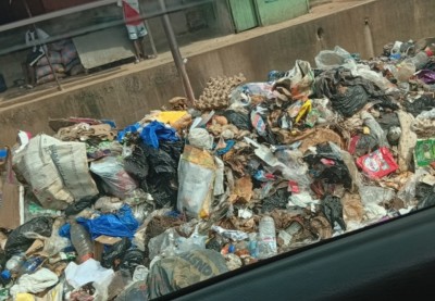 Côte d'Ivoire : Yopougon, au cœur d'une commune qui étouffe sous les déchets et s'enfonce dans les nids-de-poule