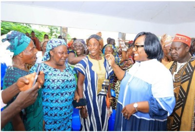 Côte d'Ivoire : La présidente du Conseil Régional Anne Ouloto à la rencontre des populations de Toulépleu pour le suivi des actions de développement