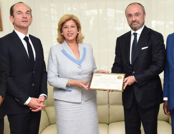 Côte d'Ivoire : La 1ère Dame primée par Deloitte pour son engagement humani...