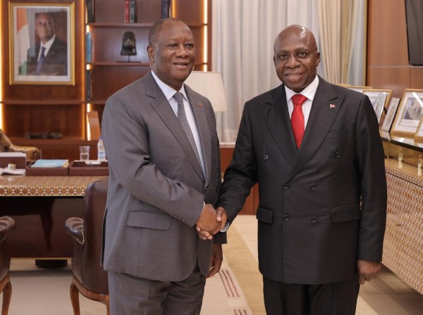 Côte d'Ivoire : Alassane Ouattara reçoit Téte António, Ministre des affaires étrangères de l...