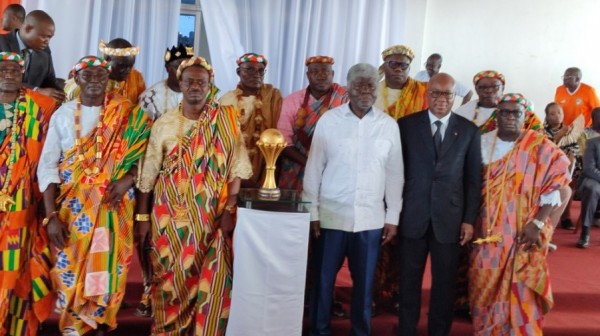 Côte d'Ivoire : Après le sacre des Eléphants à la CAN 2023, Beugré Mambé et ses parents célèbrent le trophée à Songon
