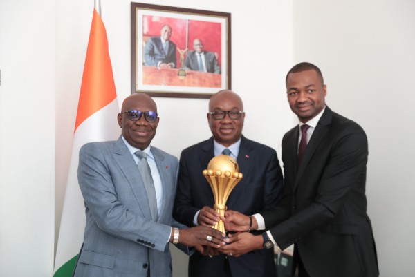 Côte d'Ivoire : CAN 2023, la FIF et la LONACI célèbrent le trophée, fruit de leur partenariat de longue durée