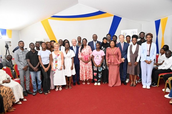 Côte d'Ivoire-France : La Première Dame offre un séjour éducatif aux 14 meilleurs élèves du...