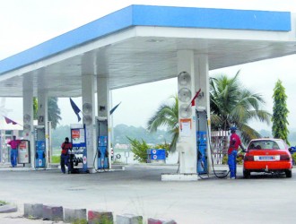 Qu'attend le gouvernement pour annoncer la baisse du prix du carburant?