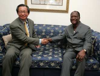 Choi  parle avec  Alassane Ouattara, leader du RDR