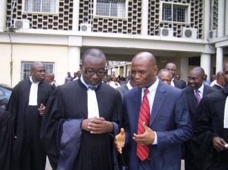  Les avocats, les greffiers et les huissiers préparent une marche contre le parquet.