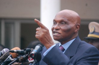 Le président Wade appelle les mutins à  retourner dans leurs casernes