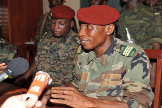 Le Capitaine Dadis et le CNND offrent 600 millions GNF aux dignitaires de la Guinée