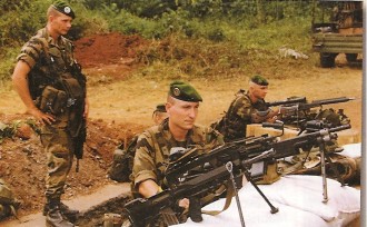 La licorne  réduit son effectif et change de commandement