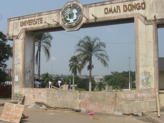 Les étudiants de l'UOB condamnent la grève des enseignants du SNEC en barricadant le portail