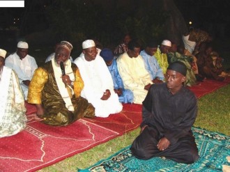  Un policier ivre jette une grenade dans la foule