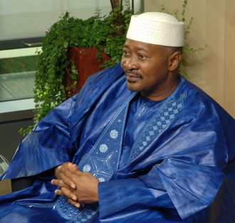 Guinée-Mali : ATT donne 10 millions CFA aux victimes du 28 septembre