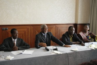  Une coalition de petits partis appelle à  soutenir Alassane Ouattara