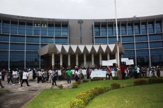 TRIBUNE: Gabon: arrestations d'opposants et hommes d'église ce lundi 20/12/11 devant l'Assemblée Nationale à  Libreville