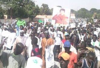 MALI: Kadhafi : les manifestants face aux Ambassades de France et des Etats-Unis