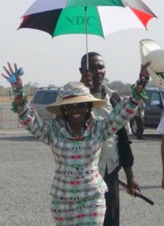 GHANA:  Course à  la présidentielle de 2012, l'ex-première dame, Nana Konadu Rawlings annonce sa  candidature