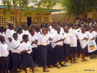 TRIBUNE: Arbre de noel au Gabon: Les 100 meilleurs élèves de la commune de Lambaréné recompensés.
