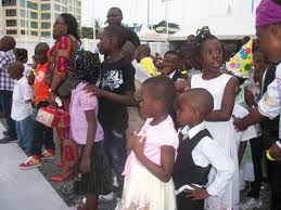 NOEL AU GABON: 80 élèves méritants recompensés à  Oyem