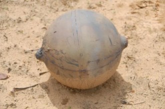NAMIBIE: Une sphère en métal de six kilos tombe du ciel !