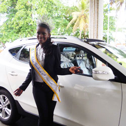 Miss Gabon et ses dauphines reçoivent leurs lots. 