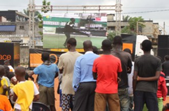 COTE D'IVOIRE:  Maquis équipés dÂ’écrans géants, la satisfaction des supporters