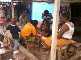 COTE D'IVOIRE: Bivouac dans les salons de coiffure, elles aiment ça !